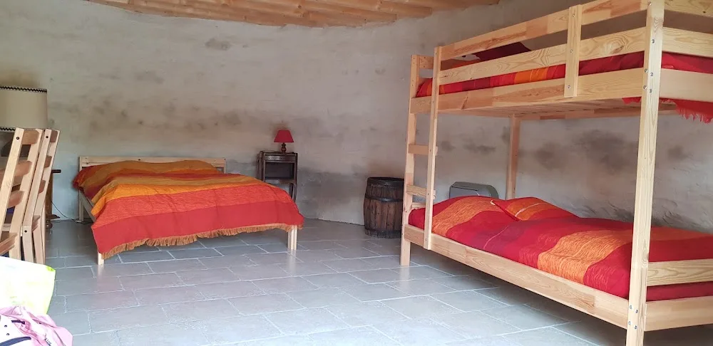 Domaine du Balbuzard - Location gîte bulle insolite atypique lac étang pêche camping - Hébergement cabane maison de hobbit - Massif Central Vulcania AUVERGNE PU - Creuse pet otel görseli 3