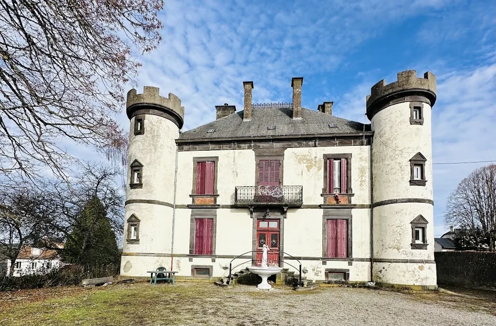 Domaine du Balbuzard - Location gîte bulle insolite atypique lac étang pêche camping - Hébergement cabane maison de hobbit - Massif Central Vulcania AUVERGNE PU - Creuse pet otel görseli 4