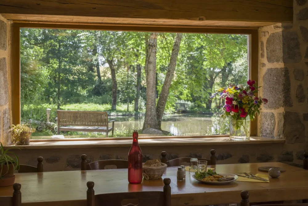 Domaine du Balbuzard - Location gîte bulle insolite atypique lac étang pêche camping - Hébergement cabane maison de hobbit - Massif Central Vulcania AUVERGNE PU - Creuse pet otel görseli 5