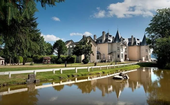 Chateau d'Orfeuillette Albaret Ste-Marie commune de La Garde - Lozère pet otel