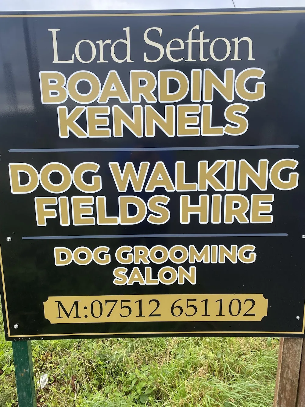 Lord Sefton Dog Boarding Kennels a Hire dog WALKING FIELD Pet taxi - Sefton pet otel