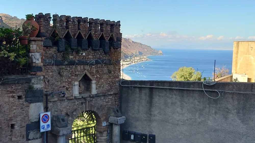 Qua La Zampa Taormina di Crisafulli Marco Pensione e Toelettatura per Cani e Gatti - Sicily pet otel