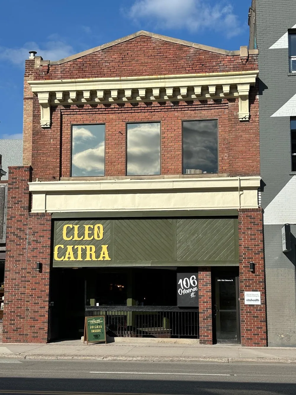 Cleocatra Café - Cat Cafe/ Osborne Village - Winnipeg pet otel